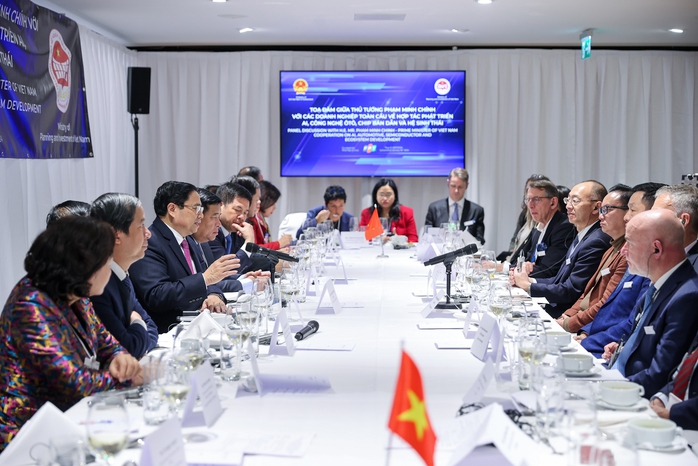 Thủ tướng chủ trì tọa đàm với doanh nghiệp toàn cầu về AI, chip bán dẫn- Ảnh 1. Thủ tướng chủ trì tọa đàm với doanh nghiệp toàn cầu về AI, chip bán dẫn- Ảnh 1.