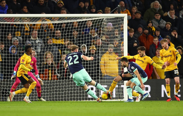 Wolves thắng Brentford trận cầu 5 bàn, Man United có đối thủ vòng 4 FA Cup- Ảnh 1. Wolves thắng Brentford trận cầu 5 bàn, Man United có đối thủ vòng 4 FA Cup- Ảnh 1.