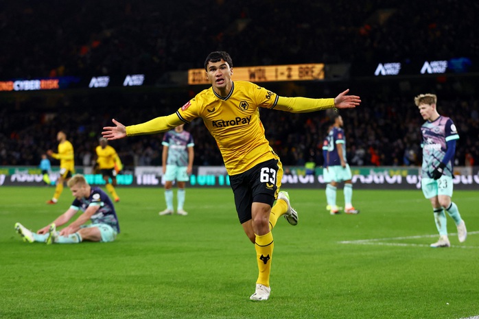 Wolves thắng Brentford trận cầu 5 bàn, Man United có đối thủ vòng 4 FA Cup- Ảnh 2. Wolves thắng Brentford trận cầu 5 bàn, Man United có đối thủ vòng 4 FA Cup- Ảnh 2.