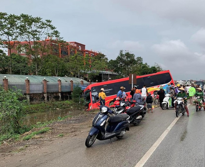 Va chạm với xe khách trước cổng bệnh viện, hai ông cháu đi xe đạp điện tử vong- Ảnh 1. Va chạm với xe khách trước cổng bệnh viện, hai ông cháu đi xe đạp điện tử vong- Ảnh 1.