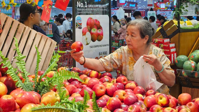 Khách hàng chọn mua táo nhập khẩu tại siêu thị Lotte Mart quận 7 (TP HCM)Ảnh: THANH NHÂN Khách hàng chọn mua táo nhập khẩu tại siêu thị Lotte Mart quận 7 (TP HCM)Ảnh: THANH NHÂN
