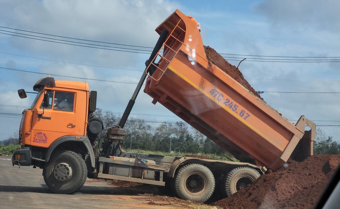 Khó hiểu việc chở đất từ dự án đường cao tốc sang dự án khác- Ảnh 3. Khó hiểu việc chở đất từ dự án đường cao tốc sang dự án khác- Ảnh 3.