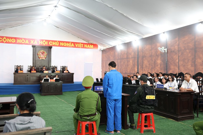 Xét xử vụ khủng bố tại Đắk Lắk: Các bị cáo xin lỗi gia đình bị hại, mong được tha thứ- Ảnh 2. Xét xử vụ khủng bố tại Đắk Lắk: Các bị cáo xin lỗi gia đình bị hại, mong được tha thứ- Ảnh 2.