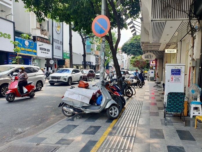 Thu phí sử dụng vỉa hè: Song song 2 việc- Ảnh 5.