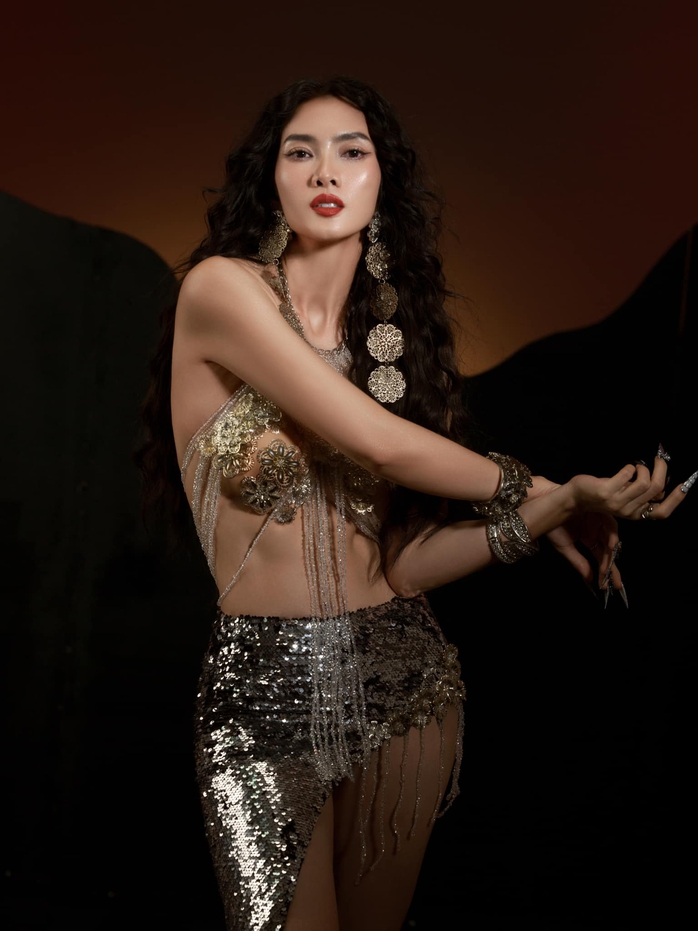 Trương Ngọc Ánh tái xuất sàn thời trang
- Ảnh 4. Trương Ngọc Ánh tái xuất sàn thời trang
- Ảnh 4.