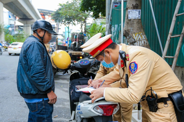 Xe tự chế cồng kềnh "tung hoành" trên đường phố Hà Nội- Ảnh 7.