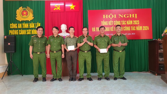 Thưởng nóng ban chuyên án bắt giữ "siêu trộm" tiệm vàng- Ảnh 1. Thưởng nóng ban chuyên án bắt giữ "siêu trộm" tiệm vàng- Ảnh 1.
