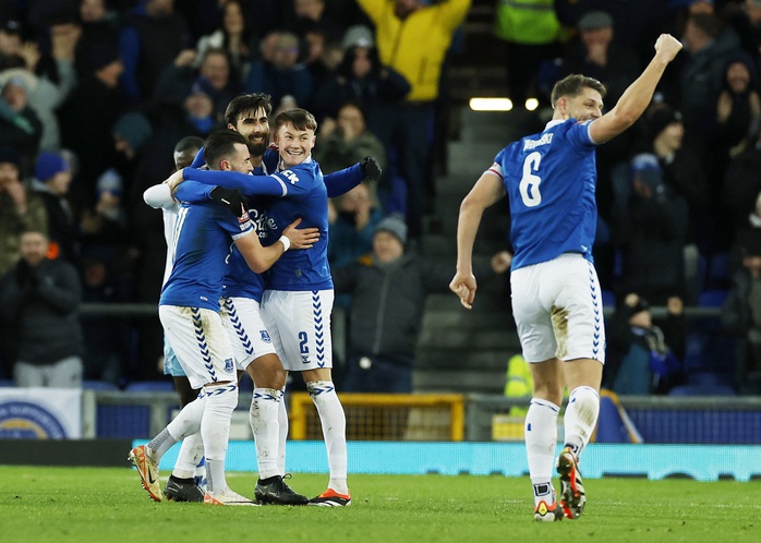 Siêu phẩm chốt 132 phút không bàn thắng, Everton đoạt vé đi tiếp FA Cup- Ảnh 3. Siêu phẩm chốt 132 phút không bàn thắng, Everton đoạt vé đi tiếp FA Cup- Ảnh 3.