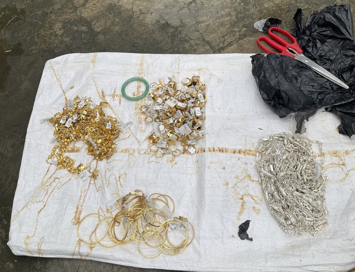 Thưởng nóng ban chuyên án bắt giữ "siêu trộm" tiệm vàng- Ảnh 4. Thưởng nóng ban chuyên án bắt giữ "siêu trộm" tiệm vàng- Ảnh 4.