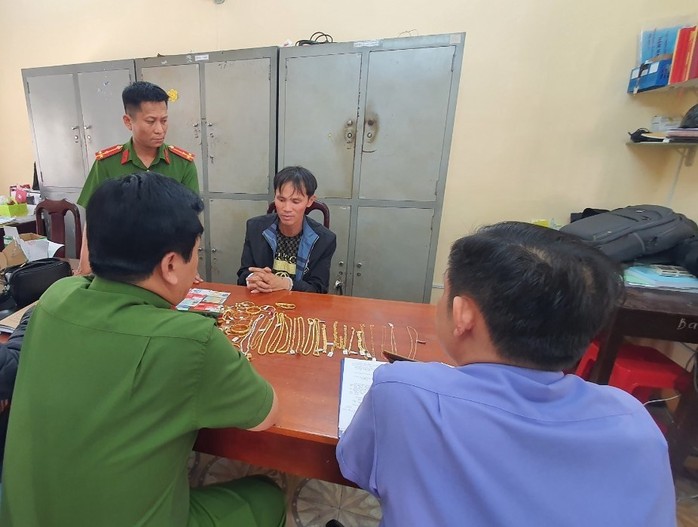 Thưởng nóng ban chuyên án bắt giữ "siêu trộm" tiệm vàng- Ảnh 2. Thưởng nóng ban chuyên án bắt giữ "siêu trộm" tiệm vàng- Ảnh 2.