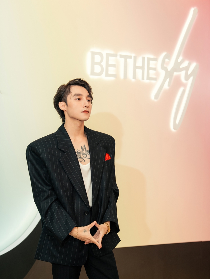 Nghệ sĩ Sơn Tùng M-TP tại họp báo Be The Sky_ 2 (1) Nghệ sĩ Sơn Tùng M-TP tại họp báo Be The Sky_ 2 (1)