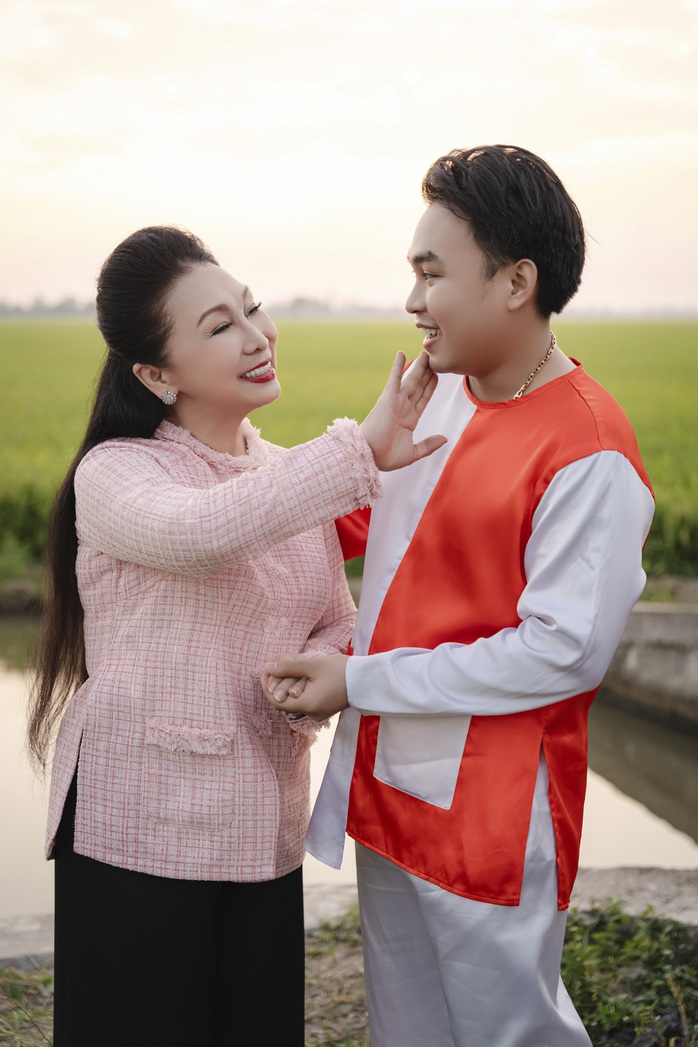 Pha kết hợp của NSND Bạch Tuyết với Hồ Phi Nal
- Ảnh 3. Pha kết hợp của NSND Bạch Tuyết với Hồ Phi Nal
- Ảnh 3.