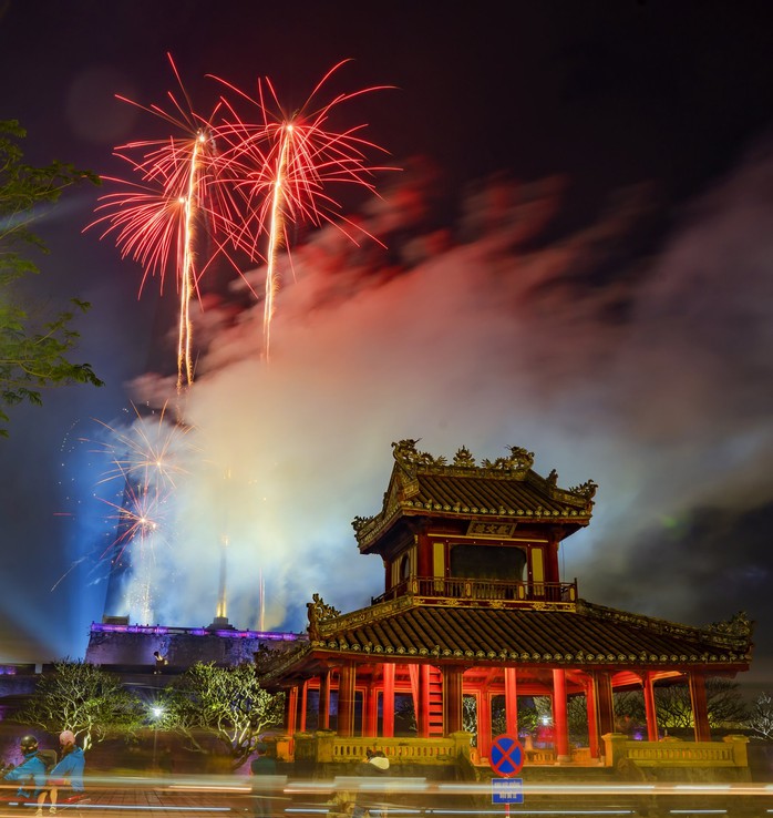 Hé lộ kinh phí dùng bắn pháo hoa tại 5 điểm Tết Giáp Thìn ở Thừa Thiên - Huế- Ảnh 1. Hé lộ kinh phí dùng bắn pháo hoa tại 5 điểm Tết Giáp Thìn ở Thừa Thiên - Huế- Ảnh 1.