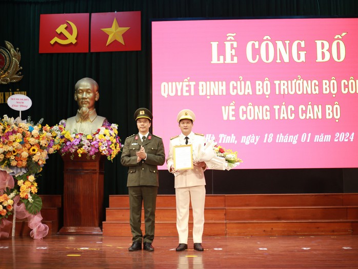 Công an tỉnh Hà Tĩnh có tân Phó Giám đốc 39 tuổi- Ảnh 2. Công an tỉnh Hà Tĩnh có tân Phó Giám đốc 39 tuổi- Ảnh 2.