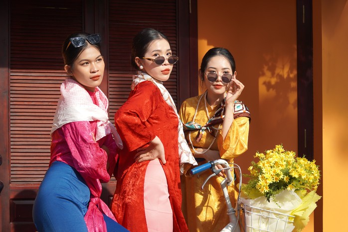 Hàng trăm "nàng thơ" xúng xính áo dài xuống phố chụp ảnh Tết- Ảnh 2. Hàng trăm "nàng thơ" xúng xính áo dài xuống phố chụp ảnh Tết- Ảnh 2.
