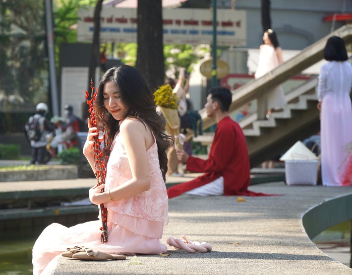 Hàng trăm "nàng thơ" xúng xính áo dài xuống phố chụp ảnh Tết- Ảnh 5. Hàng trăm "nàng thơ" xúng xính áo dài xuống phố chụp ảnh Tết- Ảnh 5.