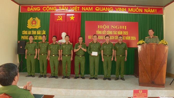 Thưởng nóng ban chuyên án bắt giữ "siêu trộm" tiệm vàng- Ảnh 3. Thưởng nóng ban chuyên án bắt giữ "siêu trộm" tiệm vàng- Ảnh 3.