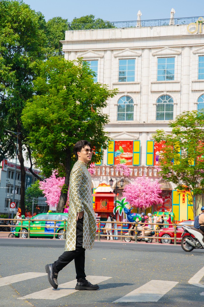 Ca sĩ Kevin Toàn: Mặc áo dài khiến tôi hạnh phúc, tự hào- Ảnh 3. Ca sĩ Kevin Toàn: Mặc áo dài khiến tôi hạnh phúc, tự hào- Ảnh 3.