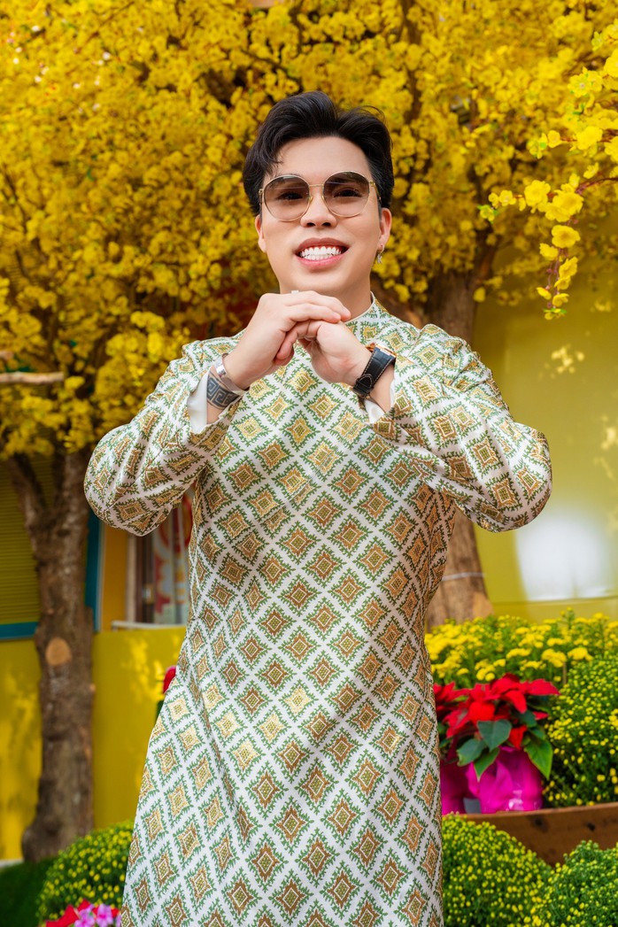 Ca sĩ Kevin Toàn: Mặc áo dài khiến tôi hạnh phúc, tự hào- Ảnh 4. Ca sĩ Kevin Toàn: Mặc áo dài khiến tôi hạnh phúc, tự hào- Ảnh 4.