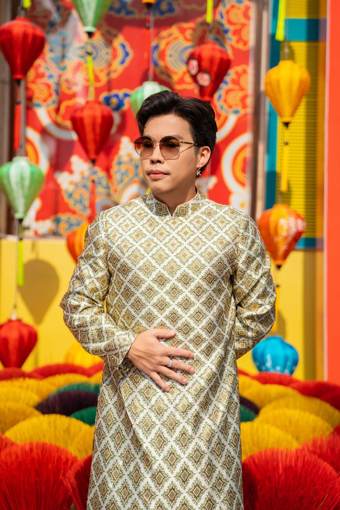 Ca sĩ Kevin Toàn: Mặc áo dài khiến tôi hạnh phúc, tự hào- Ảnh 2. Ca sĩ Kevin Toàn: Mặc áo dài khiến tôi hạnh phúc, tự hào- Ảnh 2.