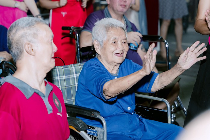 Nhiều người bật khóc ở cuộc thi hát trong viện dưỡng lão- Ảnh 1. Nhiều người bật khóc ở cuộc thi hát trong viện dưỡng lão- Ảnh 1.