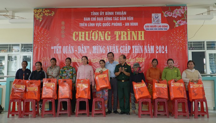 Báo Người Lao Động phối hợp trao cờ Tổ quốc, quà Tết cho đồng bào vùng xa tỉnh Bình Thuận- Ảnh 4. Báo Người Lao Động phối hợp trao cờ Tổ quốc, quà Tết cho đồng bào vùng xa tỉnh Bình Thuận- Ảnh 4.