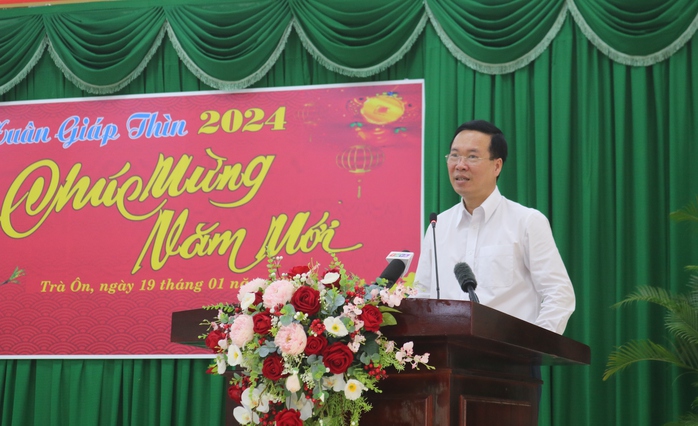 Chủ tịch nước Võ Văn Thưởng tặng quà gia đình chính sách, hộ nghèo ở Vĩnh Long- Ảnh 1. Chủ tịch nước Võ Văn Thưởng tặng quà gia đình chính sách, hộ nghèo ở Vĩnh Long- Ảnh 1.