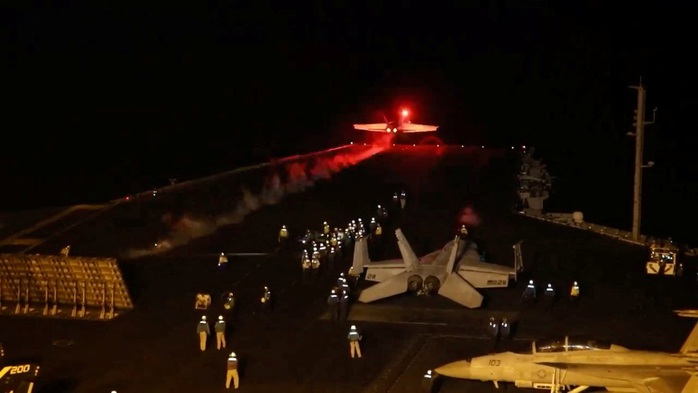 Liên minh do Mỹ dẫn đầu tiến hành không kích nhằm vào mục tiêu quân sự ở Yemen hôm 12-1 Ảnh: REUTERS Liên minh do Mỹ dẫn đầu tiến hành không kích nhằm vào mục tiêu quân sự ở Yemen hôm 12-1 Ảnh: REUTERS
