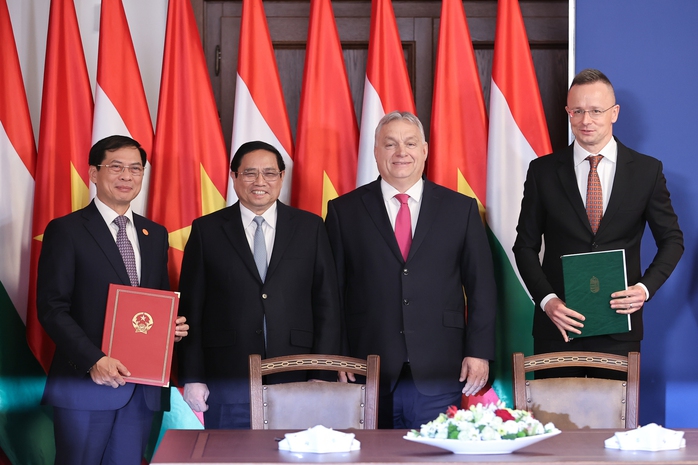 Thủ tướng Phạm Minh Chính và Thủ tướng Hungary Viktor Orbán chứng kiến lễ ký Bản ghi nhớ về hợp tác giữa Bộ Ngoại giao Việt Nam và Bộ Ngoại giao và Thương mại Hungary Ảnh: Nhật Bắc Thủ tướng Phạm Minh Chính và Thủ tướng Hungary Viktor Orbán chứng kiến lễ ký Bản ghi nhớ về hợp tác giữa Bộ Ngoại giao Việt Nam và Bộ Ngoại giao và Thương mại Hungary Ảnh: Nhật Bắc