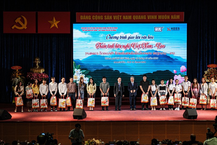 Ấm áp chương trình văn nghệ "Thắm tình hữu nghị Việt Nam - Lào"- Ảnh 8. Ấm áp chương trình văn nghệ "Thắm tình hữu nghị Việt Nam - Lào"- Ảnh 8.