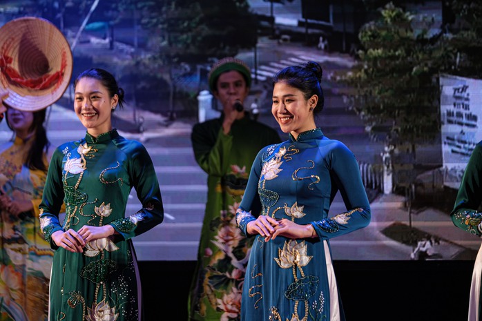 Ấm áp chương trình văn nghệ "Thắm tình hữu nghị Việt Nam - Lào"- Ảnh 4. Ấm áp chương trình văn nghệ "Thắm tình hữu nghị Việt Nam - Lào"- Ảnh 4.