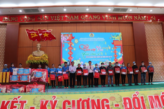 LĐLĐ huyện Duy Xuyên trao 753 suất quà Tết cho đoàn viên, lao động- Ảnh 3. LĐLĐ huyện Duy Xuyên trao 753 suất quà Tết cho đoàn viên, lao động- Ảnh 3.