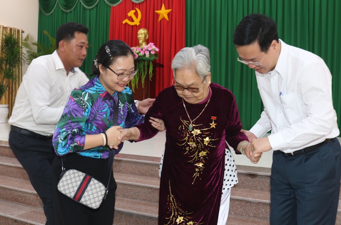 Chủ tịch nước Võ Văn Thưởng tặng quà gia đình chính sách, hộ nghèo ở Vĩnh Long- Ảnh 3. Chủ tịch nước Võ Văn Thưởng tặng quà gia đình chính sách, hộ nghèo ở Vĩnh Long- Ảnh 3.