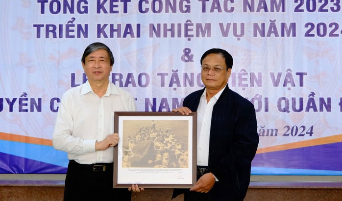 Huyện Hoàng Sa tiếp nhận 2 bức ảnh quý- Ảnh 1. Huyện Hoàng Sa tiếp nhận 2 bức ảnh quý- Ảnh 1.