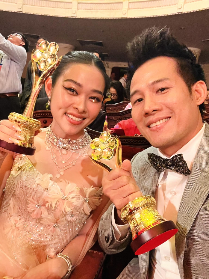Đạo diễn Lý Hải hạnh phúc với tượng Mai Vàng!- Ảnh 4. Đạo diễn Lý Hải hạnh phúc với tượng Mai Vàng!- Ảnh 4.