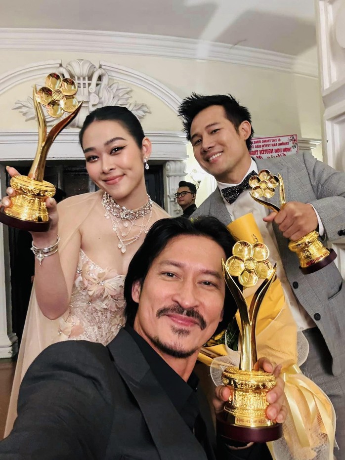 Đạo diễn Lý Hải hạnh phúc với tượng Mai Vàng!- Ảnh 5. Đạo diễn Lý Hải hạnh phúc với tượng Mai Vàng!- Ảnh 5.