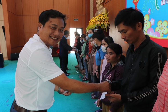 LĐLĐ huyện Duy Xuyên trao 753 suất quà Tết cho đoàn viên, lao động- Ảnh 4. LĐLĐ huyện Duy Xuyên trao 753 suất quà Tết cho đoàn viên, lao động- Ảnh 4.