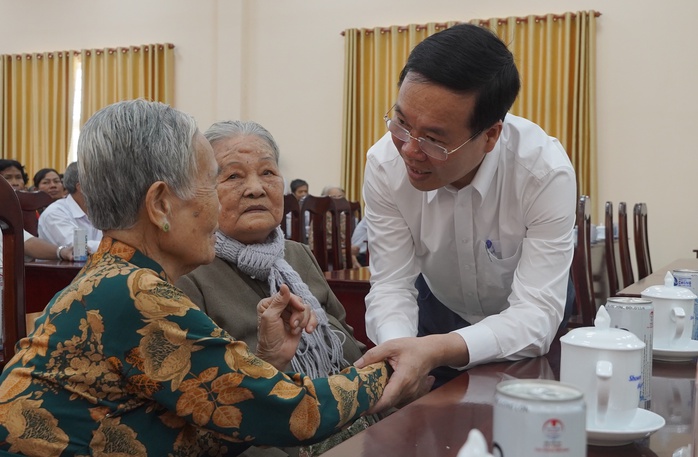 Chủ tịch nước Võ Văn Thưởng tặng quà gia đình chính sách, hộ nghèo ở Vĩnh Long- Ảnh 2. Chủ tịch nước Võ Văn Thưởng tặng quà gia đình chính sách, hộ nghèo ở Vĩnh Long- Ảnh 2.