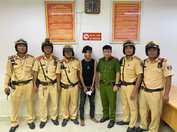 TP HCM: Cảnh sát sử dụng đèn giao thông tóm đối tượng truy nã- Ảnh 1. TP HCM: Cảnh sát sử dụng đèn giao thông tóm đối tượng truy nã- Ảnh 1.