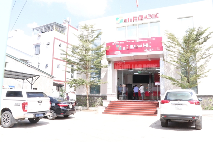 VIDEO: Camera ghi lại cảnh 2 kẻ dùng súng cướp ngân hàng ở Quảng Nam- Ảnh 2.