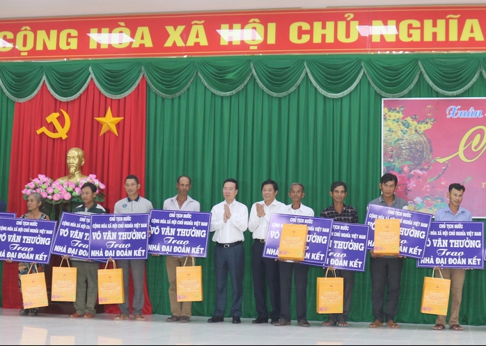 Chủ tịch nước Võ Văn Thưởng tặng quà gia đình chính sách, hộ nghèo ở Vĩnh Long- Ảnh 6. Chủ tịch nước Võ Văn Thưởng tặng quà gia đình chính sách, hộ nghèo ở Vĩnh Long- Ảnh 6.