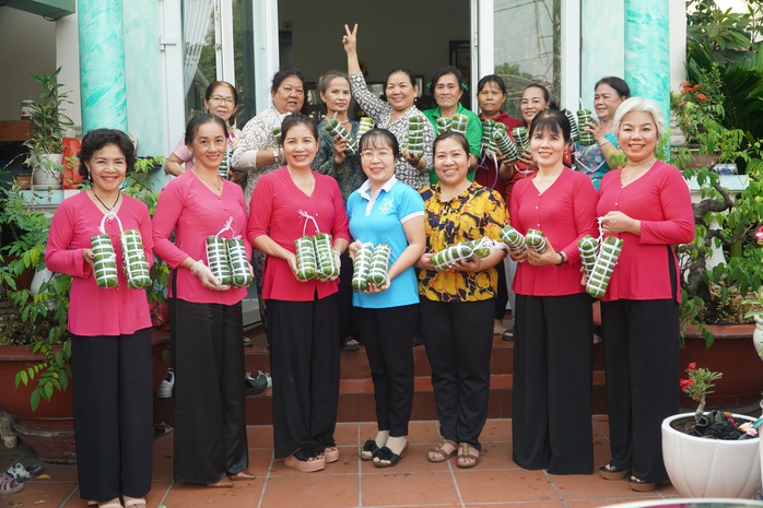 Chủ nhà trọ gói cả trăm đòn bánh tét tặng công nhân ở trọ- Ảnh 10.