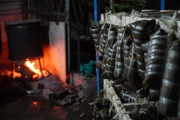 Chủ nhà trọ gói cả trăm đòn bánh tét tặng công nhân ở trọ- Ảnh 3.