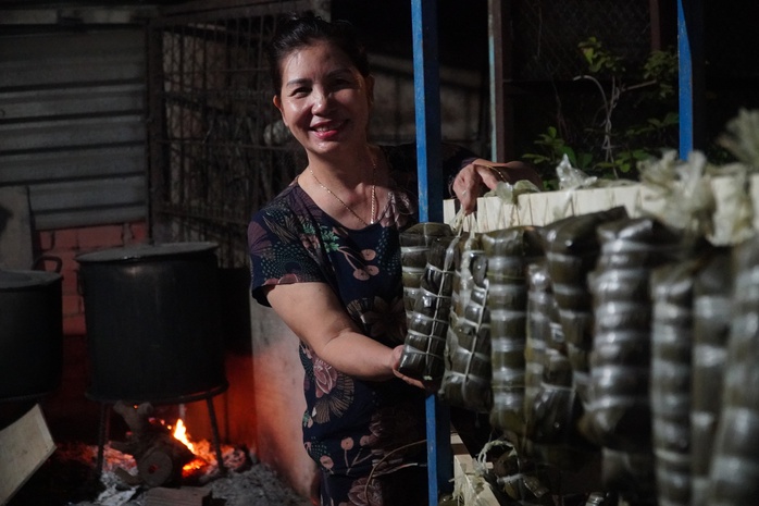 Chủ nhà trọ gói cả trăm đòn bánh tét tặng công nhân ở trọ- Ảnh 4.