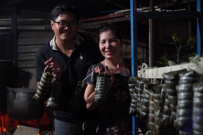 Chủ nhà trọ gói cả trăm đòn bánh tét tặng công nhân ở trọ- Ảnh 9.
