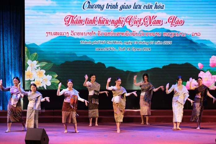 Ấm áp chương trình văn nghệ "Thắm tình hữu nghị Việt Nam - Lào"- Ảnh 5. Ấm áp chương trình văn nghệ "Thắm tình hữu nghị Việt Nam - Lào"- Ảnh 5.