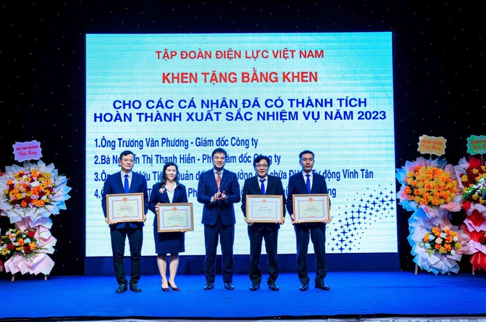 Lãnh đạo Tổng Công ty Phát điện 3 khen thưởng cho các tập thể có thành tích hoàn thành xuất sắc nhiệm vụ trong năm 2023 Lãnh đạo Tổng Công ty Phát điện 3 khen thưởng cho các tập thể có thành tích hoàn thành xuất sắc nhiệm vụ trong năm 2023
