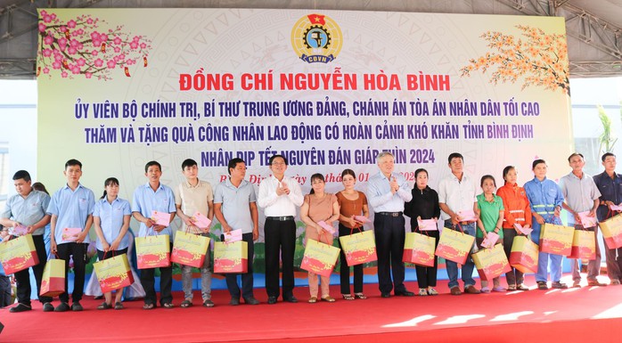 "Tết sum vầy - Xuân chia sẻ" đến với công nhân khó khăn Bình Định- Ảnh 1.