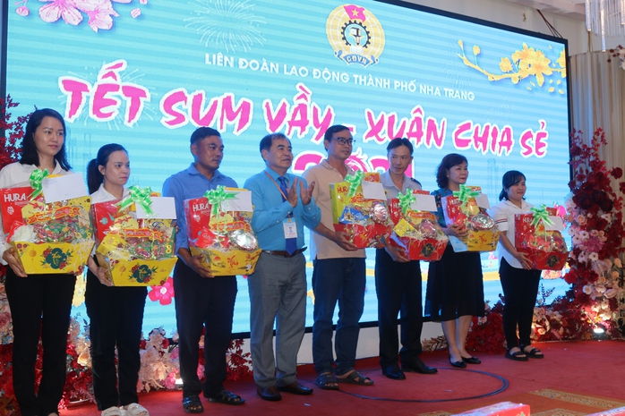 Thành phố Nha Trang tổ chức "Tết sum vầy - Xuân chia sẻ"- Ảnh 3. Thành phố Nha Trang tổ chức "Tết sum vầy - Xuân chia sẻ"- Ảnh 3.