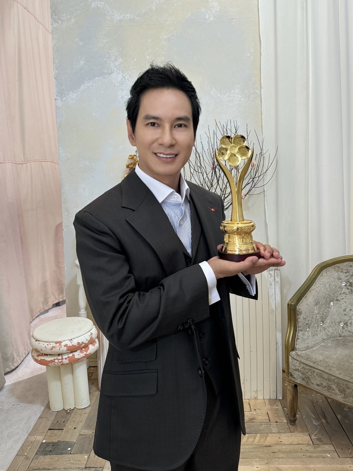 Đạo diễn Lý Hải hạnh phúc với tượng Mai Vàng!- Ảnh 2. Đạo diễn Lý Hải hạnh phúc với tượng Mai Vàng!- Ảnh 2.